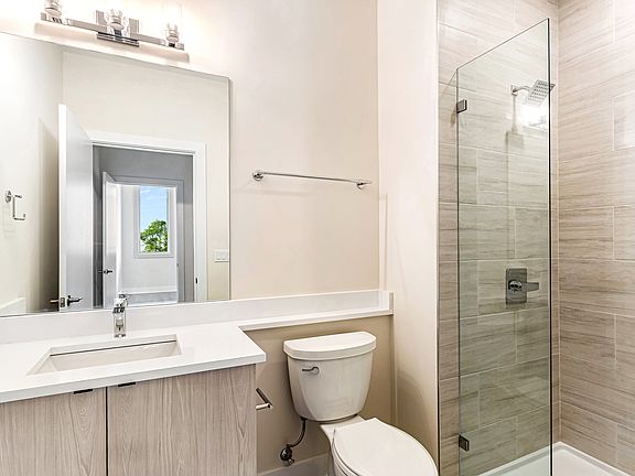 3rd image of 3924 N Lincoln Ave #209