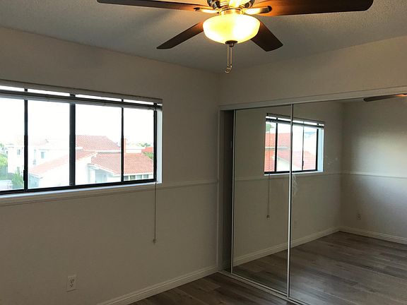 Ceiling fans and ocean breezes. Mirrored closet doors.