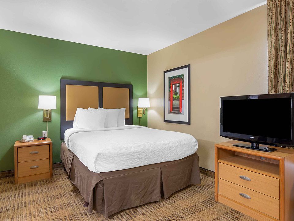 Deluxe Studio - 1 Queen Bed