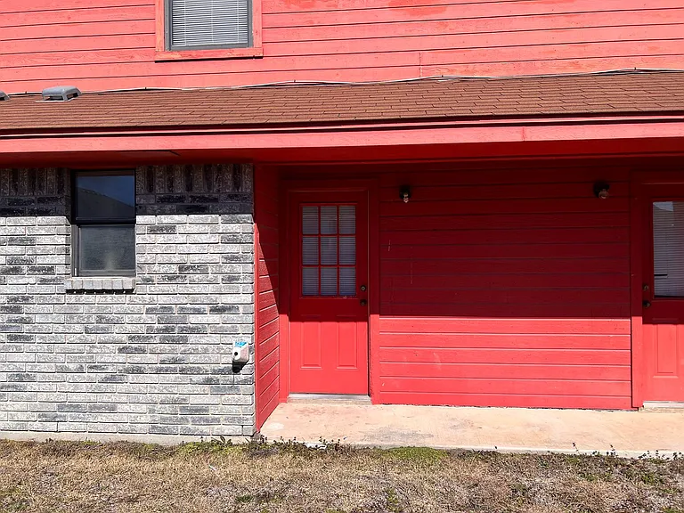 1102 Leslie Cir — Photo 10