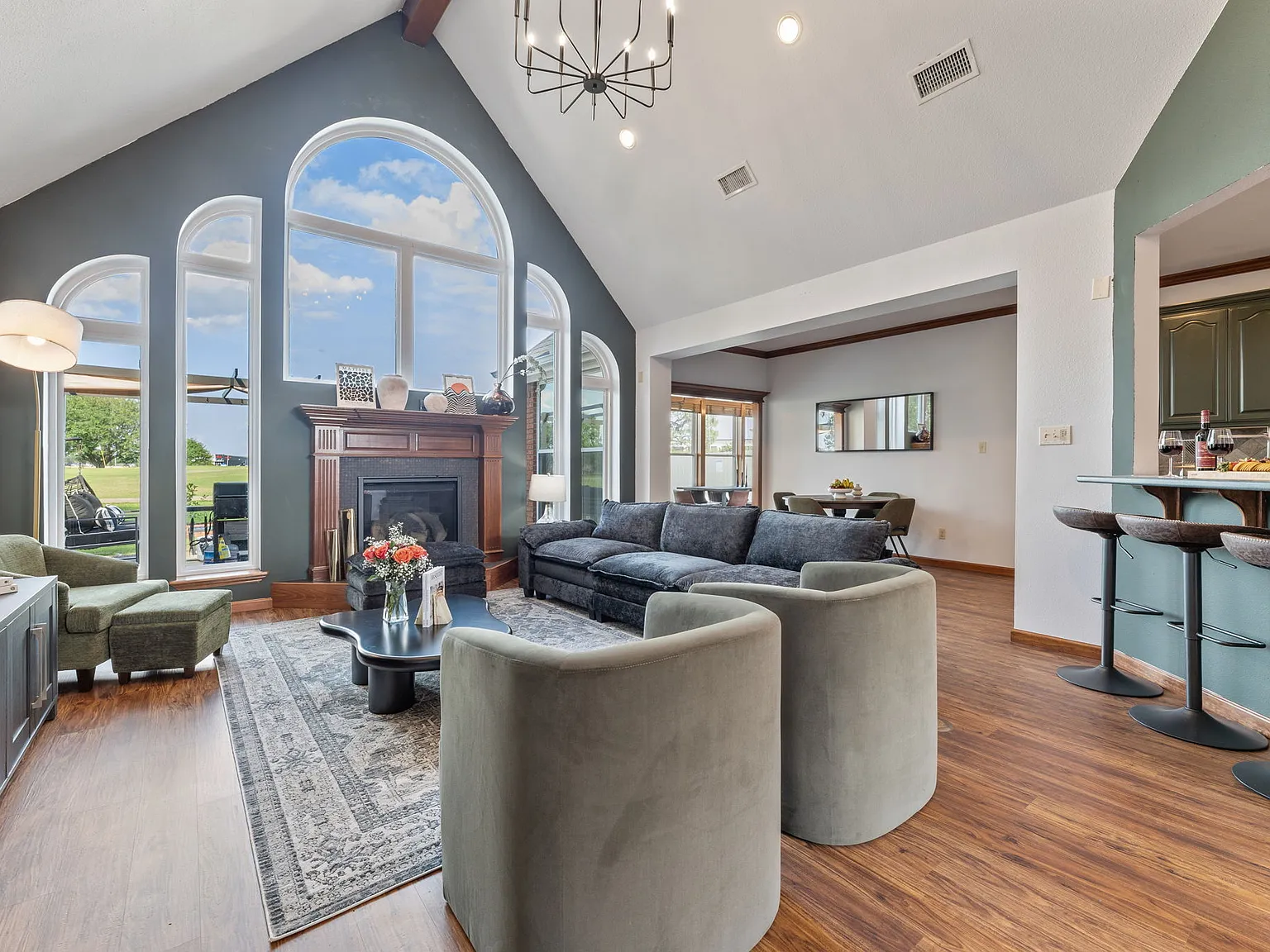 5 bed, 2400 sqft, $6,800 — Photo 1