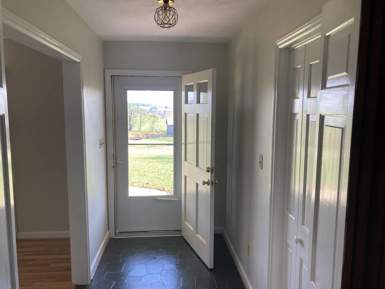 3 bed, 2482 sqft, $2,400 — Photo 4
