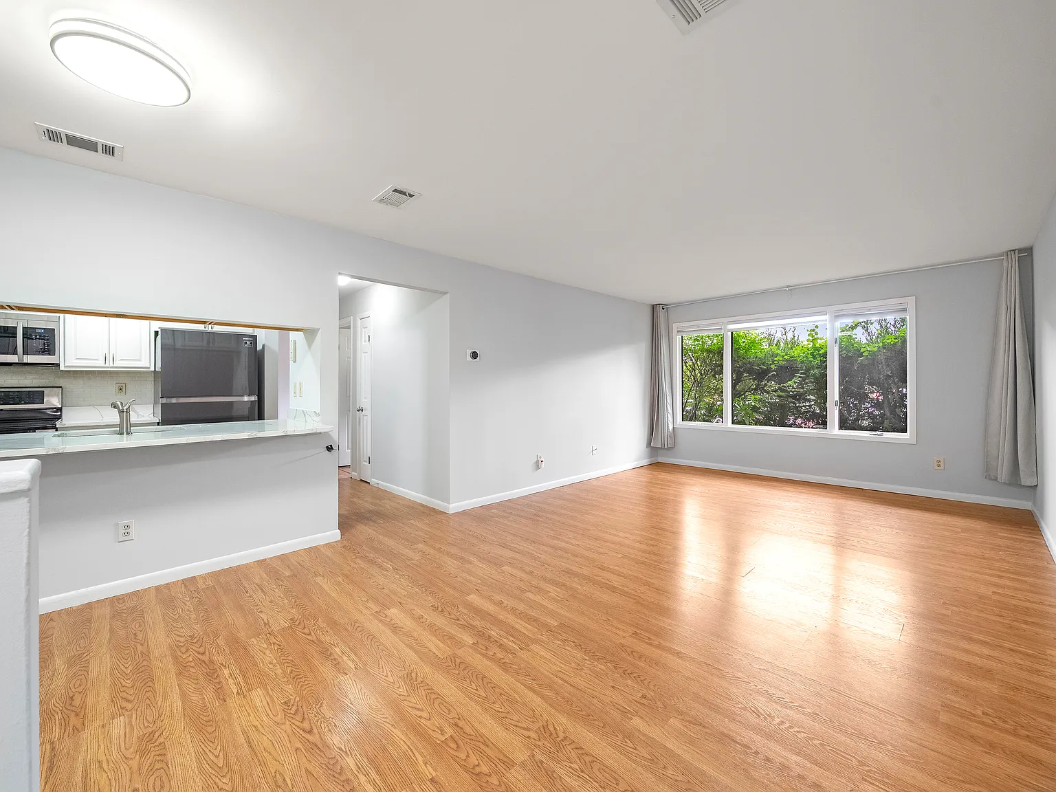 2 bed, 968 sqft, $3,200 — Photo 3