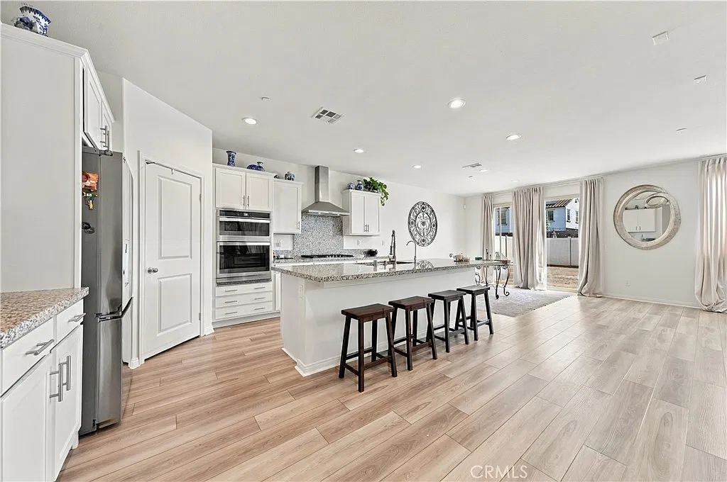 5 bed, 2790 sqft, $4,100 — Photo 3