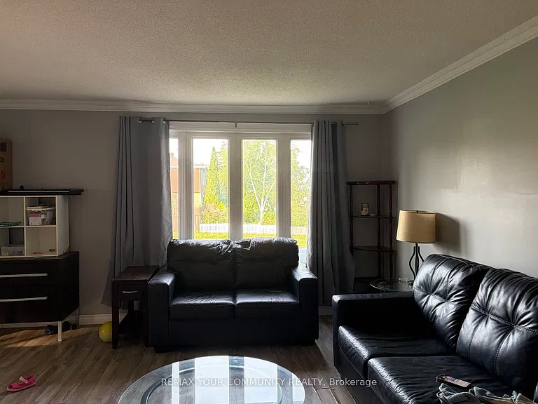 17 Daphne Cres — Photo 2