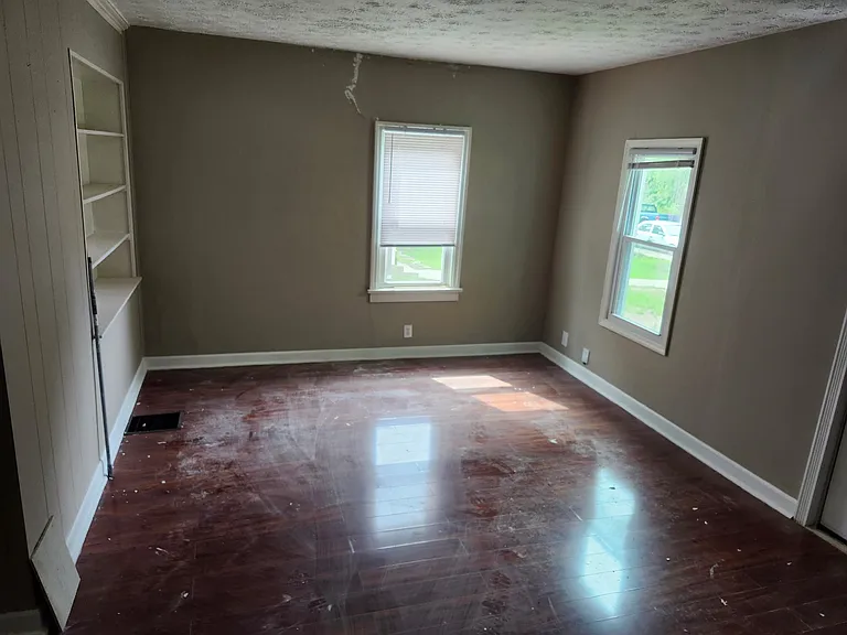 1424 Elmdale Dr — Photo 3