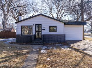823 S 17th St, Grand Forks, ND 58201