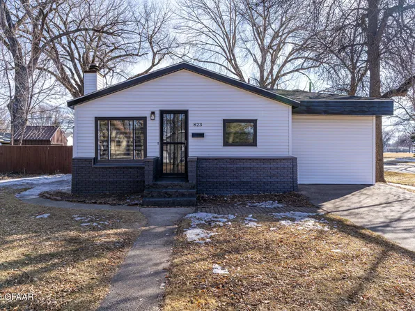 823 S 17th St, Grand Forks, ND 58201