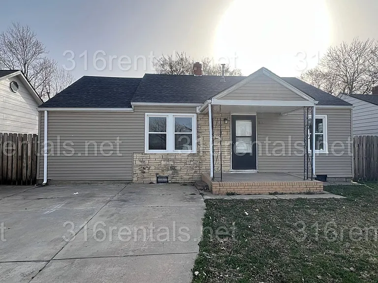 806 S Beverly Dr — Photo 1