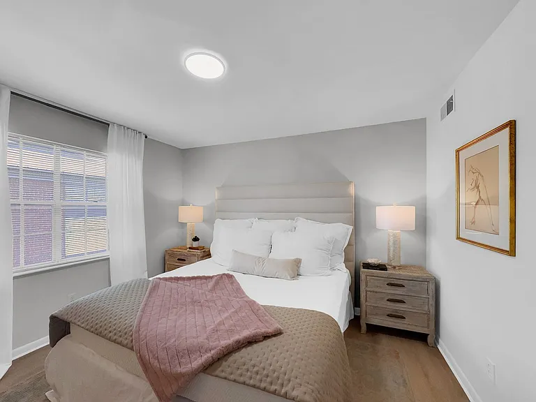Chateau Orleans Apartments — Photo 20