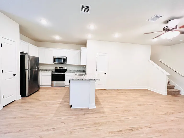 10322 Lynwood Vlg — Photo 11