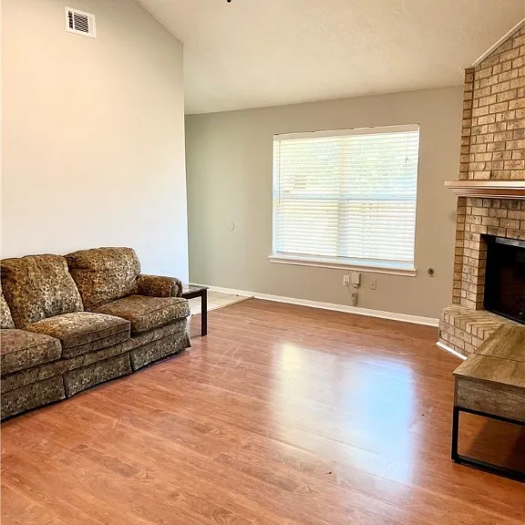 3405 Dallis Dr — Photo 4