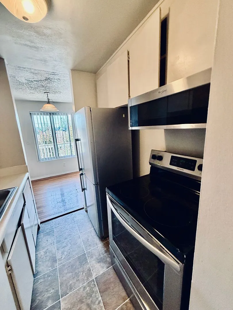 Admirals Apartments — Photo 2