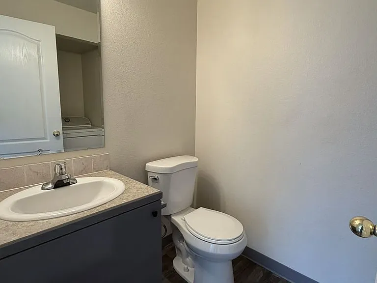 Midland 4-Plex 141 — Photo 6