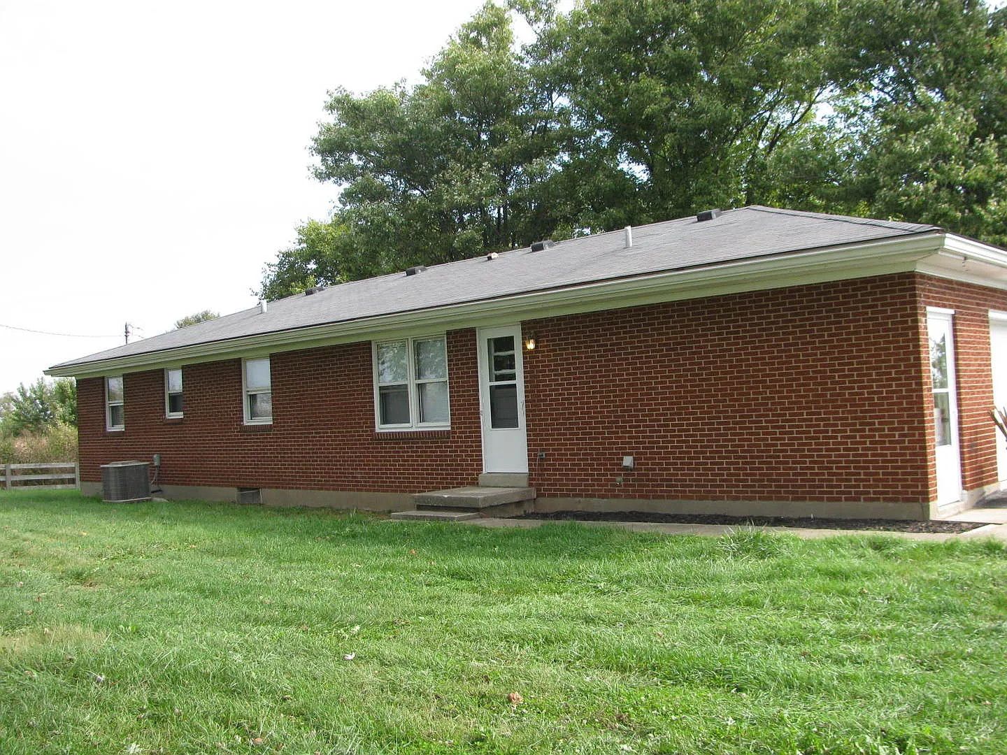 Private Setting Great Location Brick Home For Rent — Photo 3
