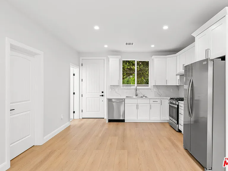 6932 Babcock Ave — Photo 5