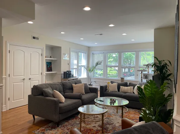3659 W Belle Plaine Ave #1, Chicago, IL 60618