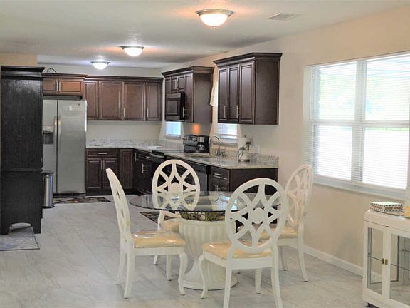 3rd image of 1121 Townsend Blvd