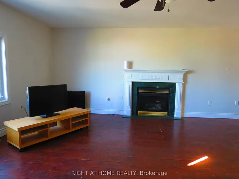 302 Stanley St — Photo 13