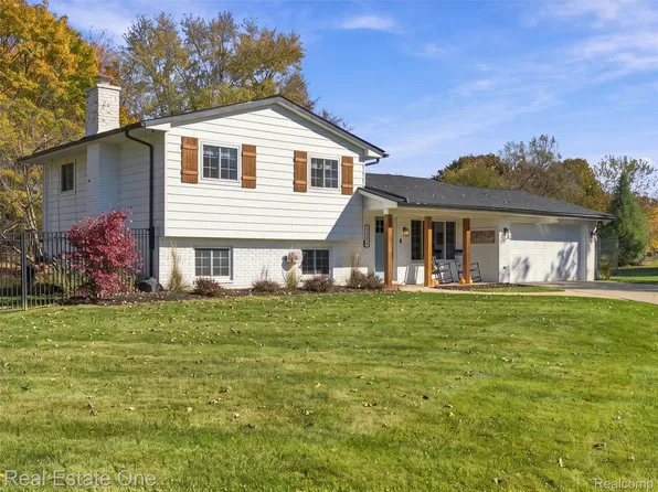 7134 Buttercup Ln, Clarkston, MI 48346