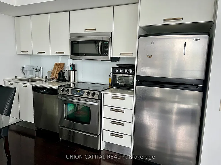 33 Charles St E #2807 — Photo 8