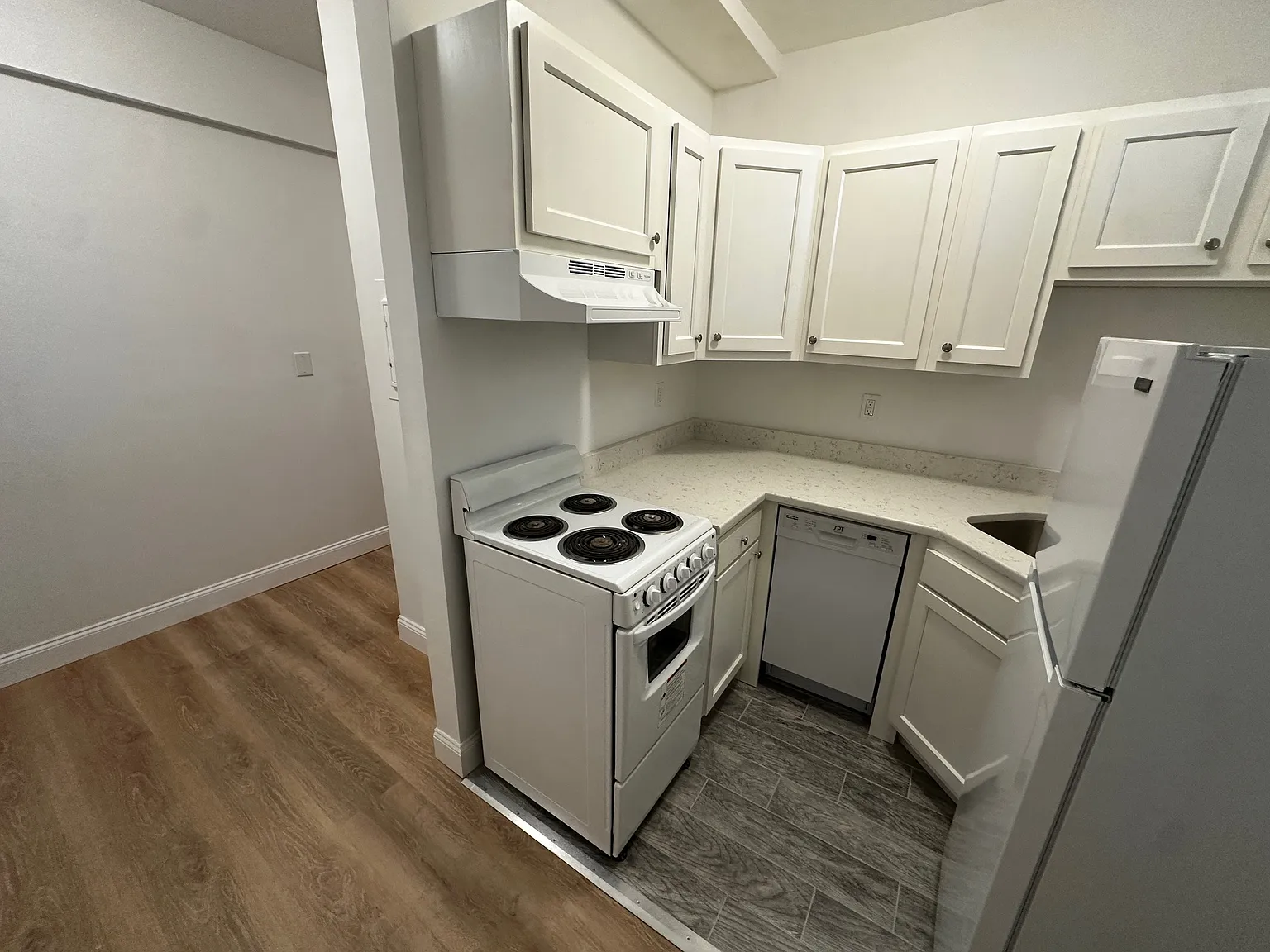 2 bed, 650 sqft, $3,600 — Photo 2