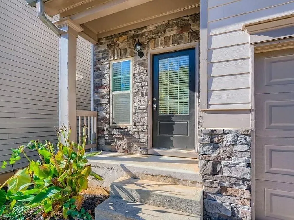 3 bed, 3.0 bath, 2012 sqft, $2,300 — Photo 2