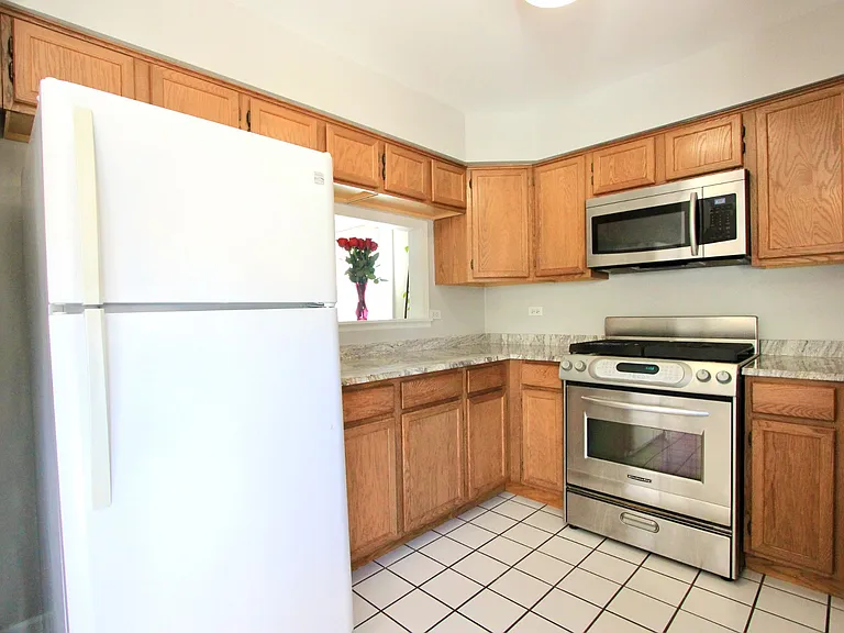 831 College Ave — Photo 4