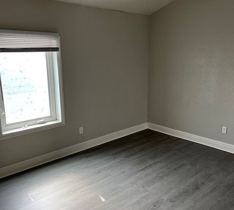 4th image of 832 1/2 Sullivan Ln