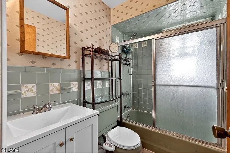 1st image of 162 Dundee Ave Floor 2