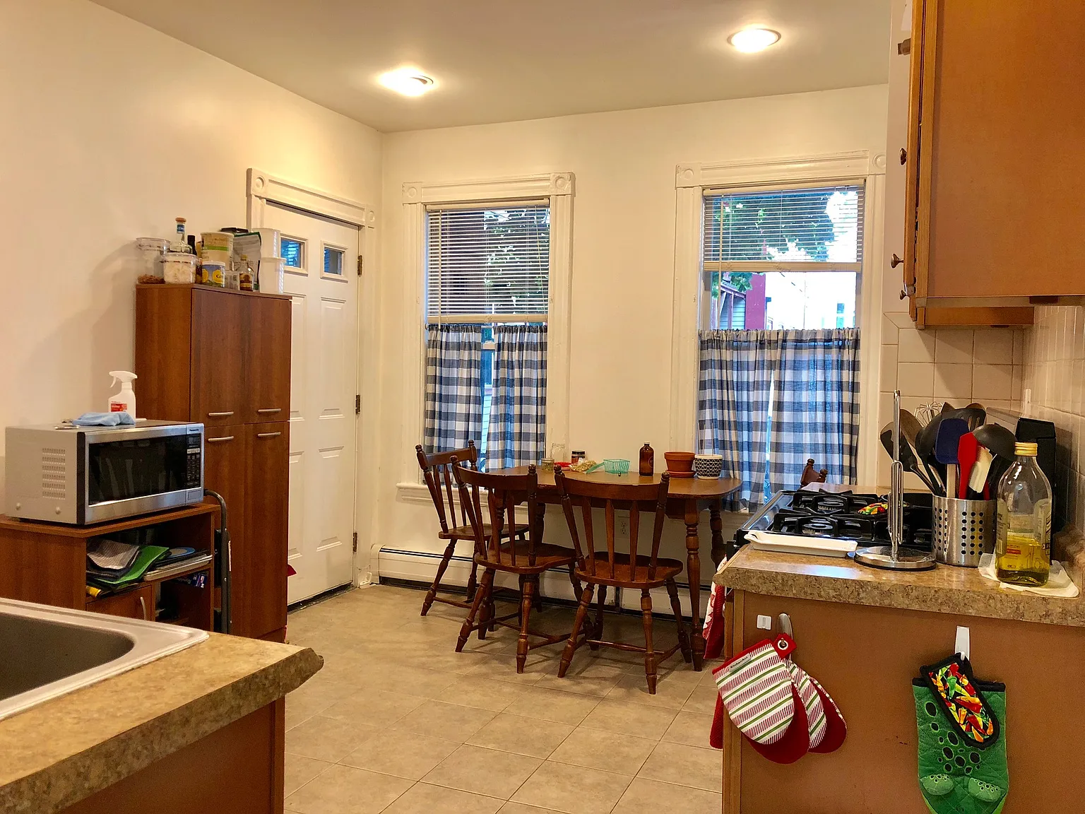 2 bed, 850 sqft, $3,400 — Photo 2