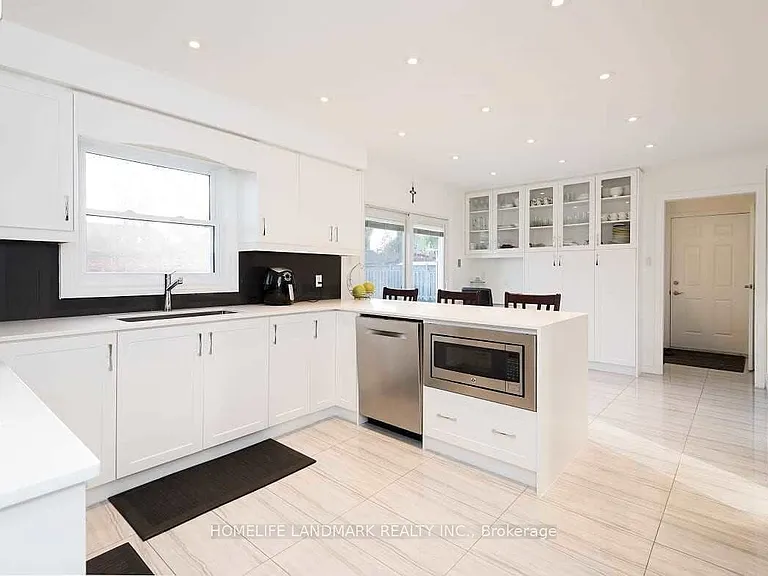 32 Elmvale Blvd — Photo 6