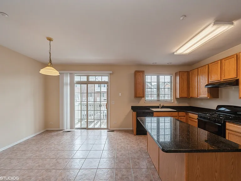 593 Prestwick Ln — Photo 5