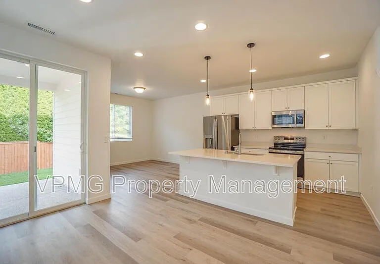 2301 SW 5th Pl — Photo 6