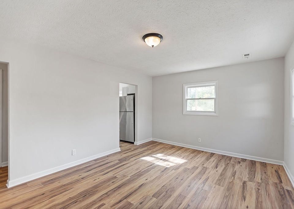 Living room (facing kitchen)
