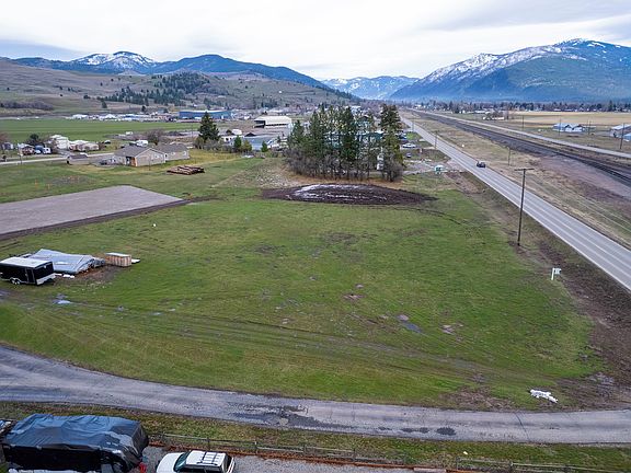 3rd image of 2 Howells Ln