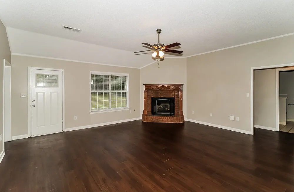 4 bed, 2.0 bath, 2300 sqft, $2,320 — Photo 4