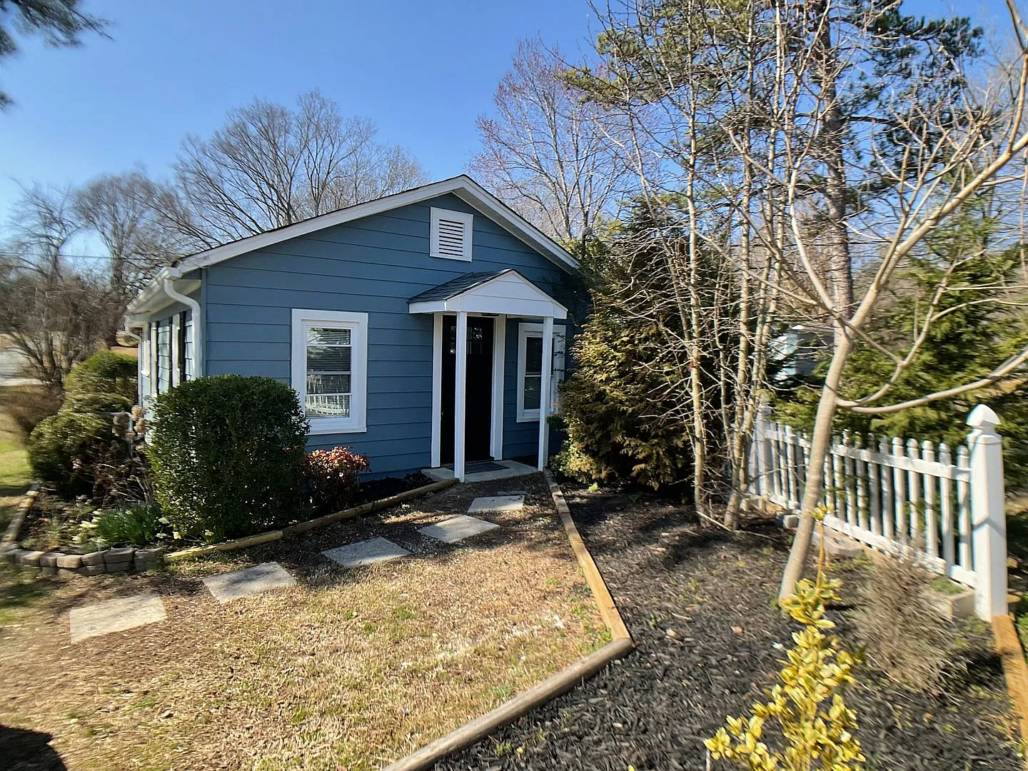 Adorable, fully renovated cottage on almost 1 Acre! — Photo 2