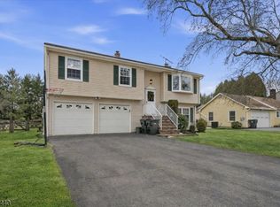 8 Village Ct, Flemington Boro, NJ 08822