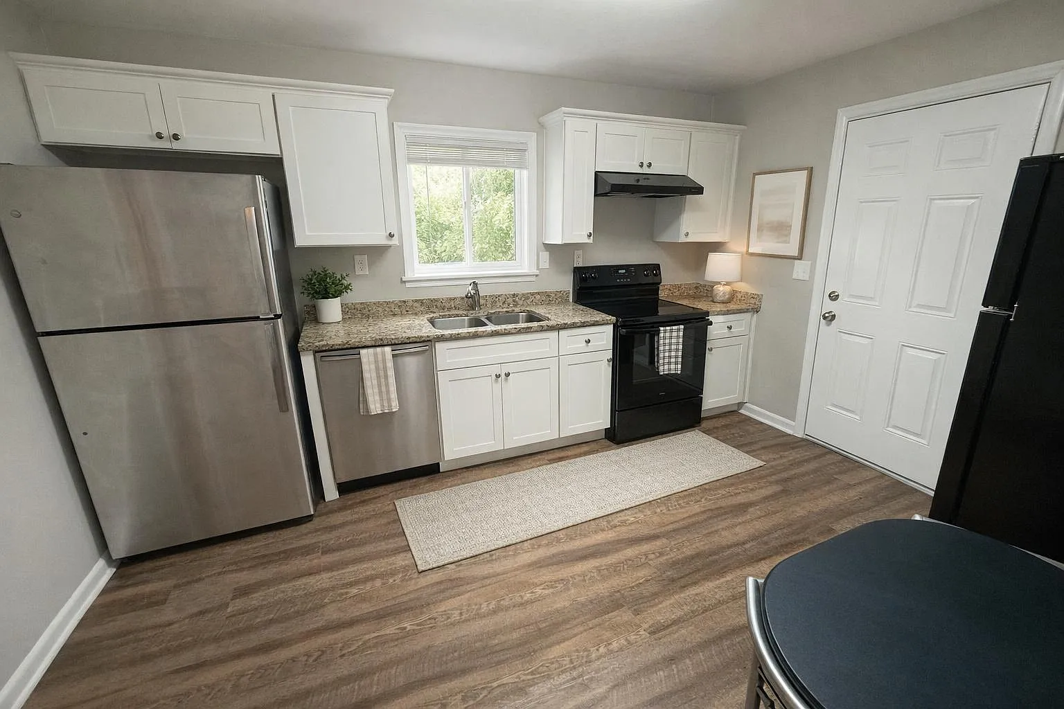 4 bed, 3.0 bath, 2300 sqft, $737 — Photo 2