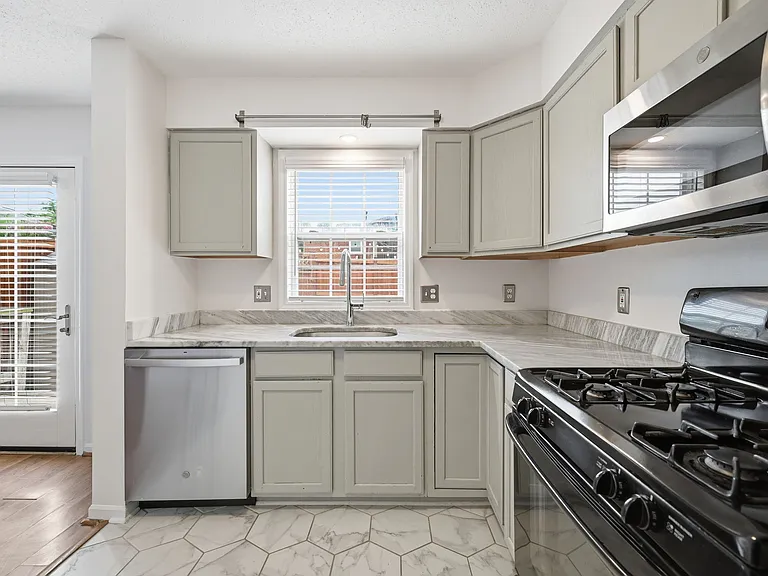 2202 S Nelson St — Photo 2