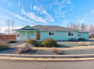 1536 SW Yucca Dr, Grants Pass, OR 97527