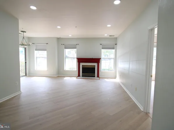 5916 Founders Hill Dr Unit 104, Alexandria, VA 22310