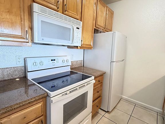 3rd image of 4041 Oakcrest Dr Unit 408