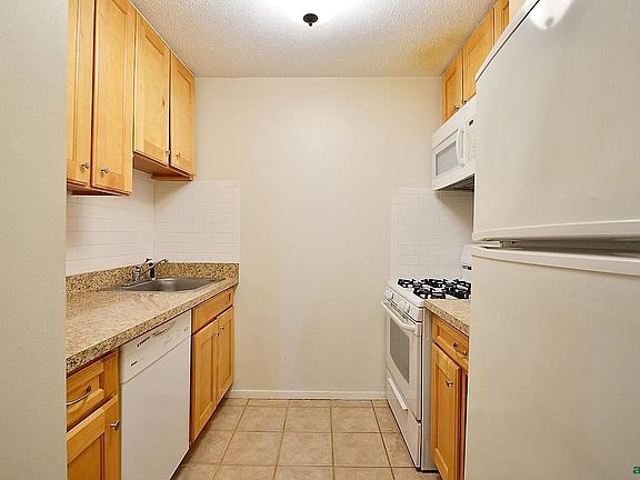 4th image of 2039 Broadway #3K
