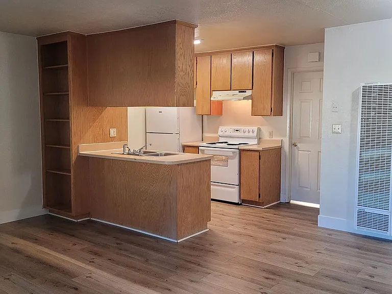 Cedarwood Apartments — Photo 3