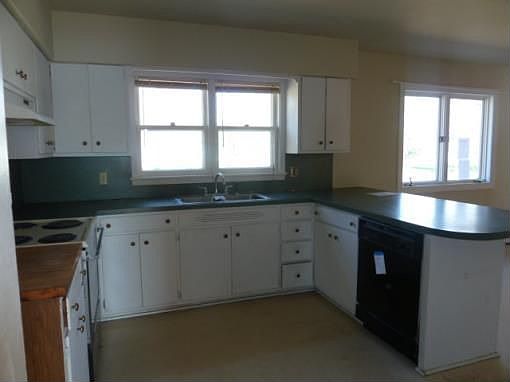 4th image of 560 Pleasant St