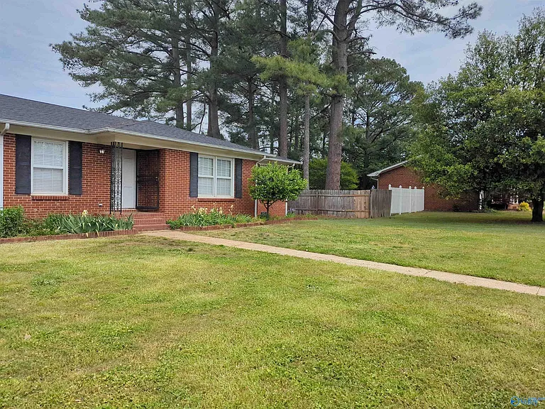 107 Strong Ct SE — Photo 1