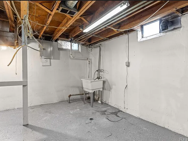 33151 Florence St — Photo 15
