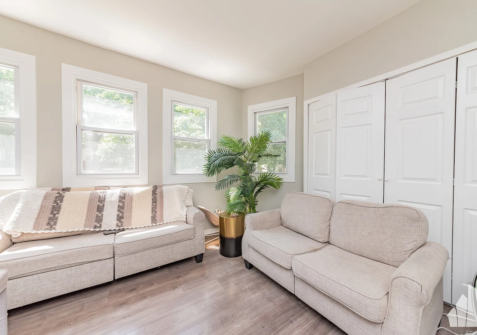 3 bed, 2200 sqft, $2,985 — Photo 2